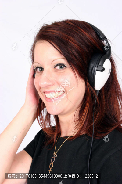 女人聽她最喜歡的音樂