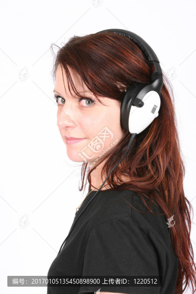 女人聽她最喜歡的音樂