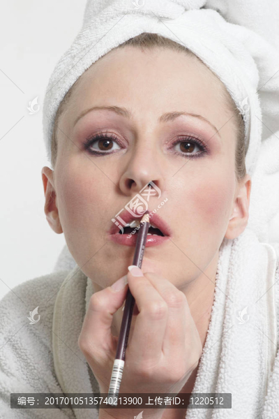 她唇上的女人