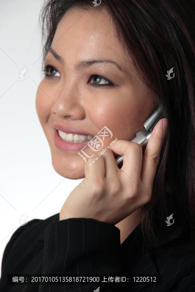 近了極具吸引力的商業(yè)女性在手機(jī)