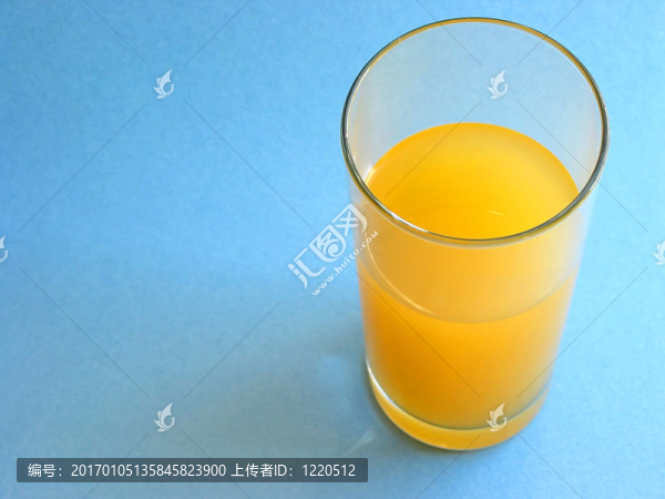 玻璃杯里的橙汁
