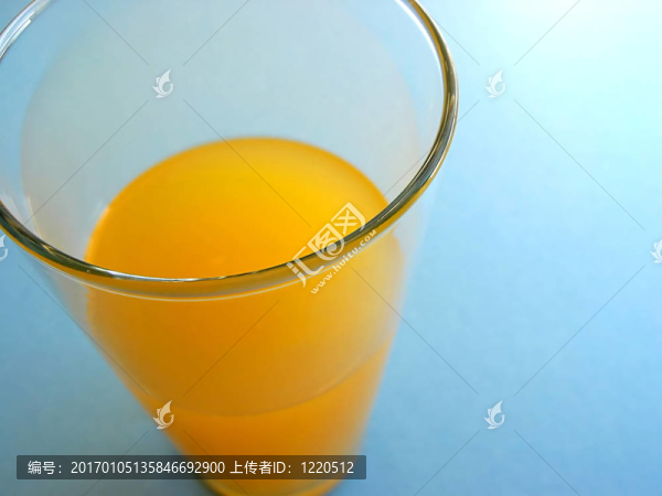 橙汁在一個玻璃2