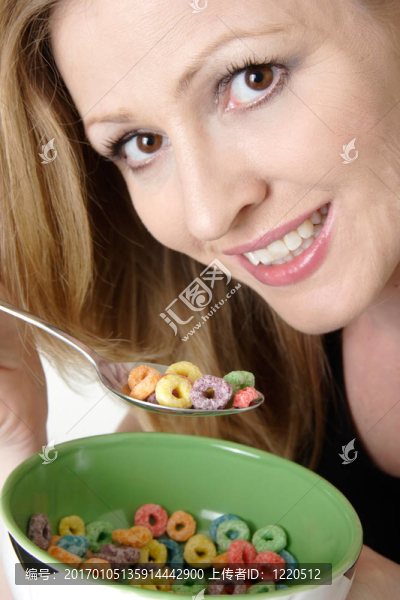 女人吃一碗五顏六色的麥片