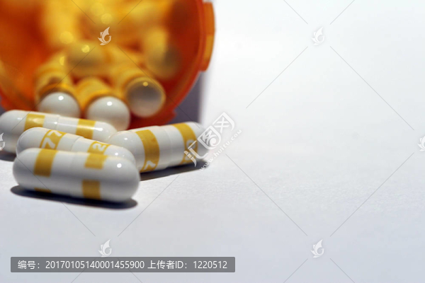 藥物瓶流出藥片的照片