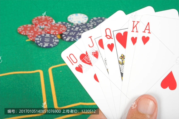 賭場(chǎng)芯片和卡顯示一個(gè)皇家沖洗
