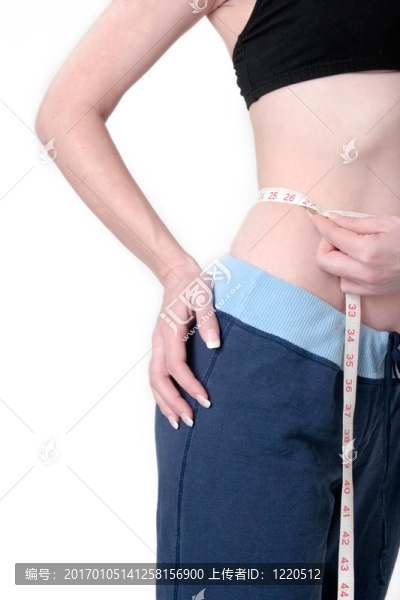 測(cè)量腰圍的女人