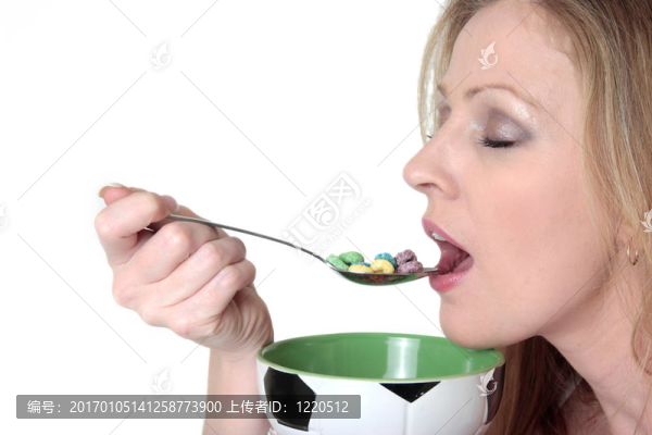 女人吃一碗五顏六色的麥片