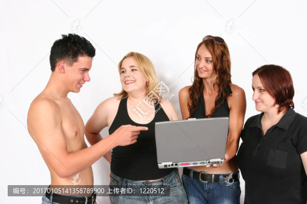 商務(wù)人士用筆記本電腦；聽人