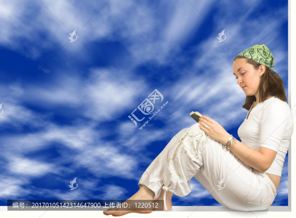 女孩閱讀一本書-天空背景