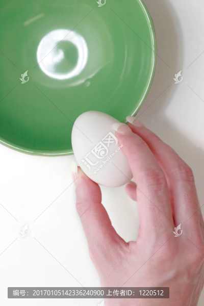 手拿著一個雞蛋