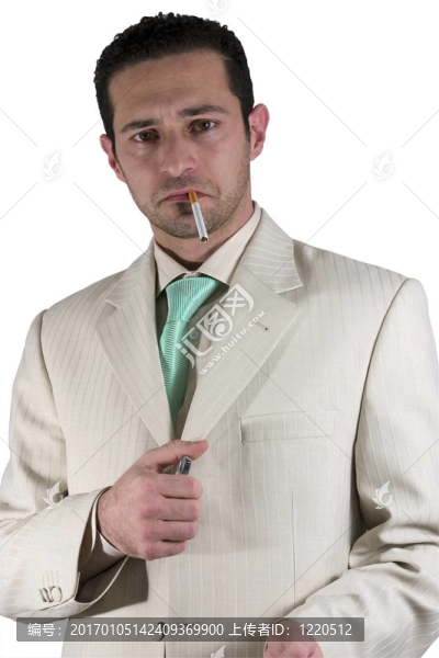 商人點燃了一支香煙
