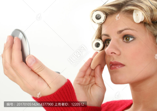 年輕女人化妝