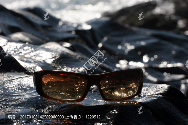 太陽附近的巖石上的太陽眼鏡