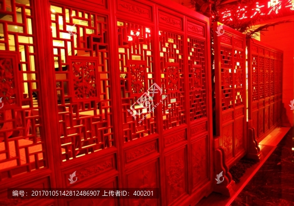 紅色木雕屏風(fēng)