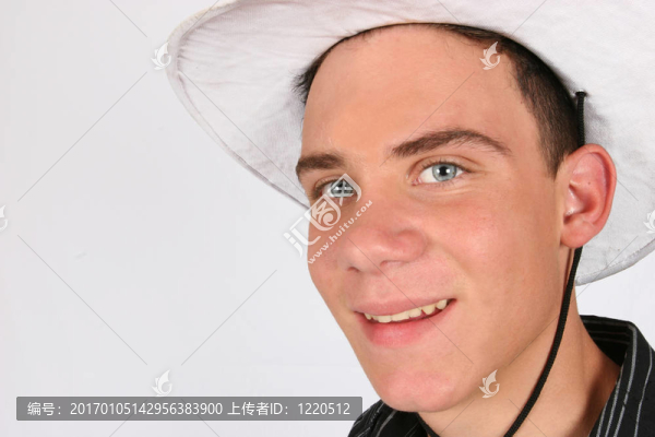 模特微笑著看著你