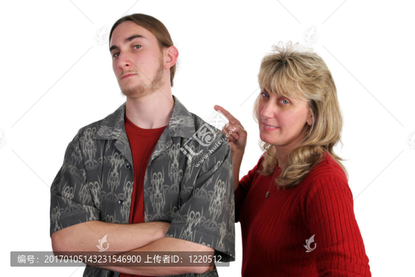 挑釁的少女媽媽生氣了