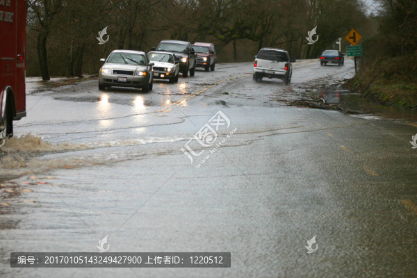 道路被水淹沒
