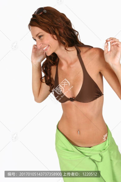 在電話中放松和交談的女人