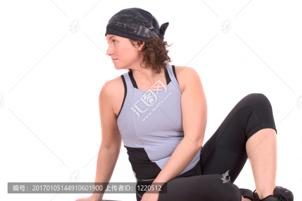 女人伸展她的背部肌肉