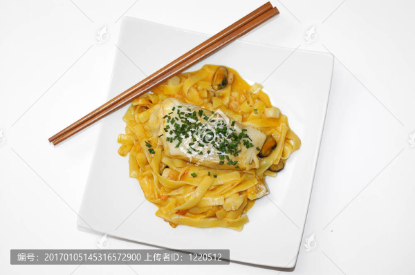 面條和魚。