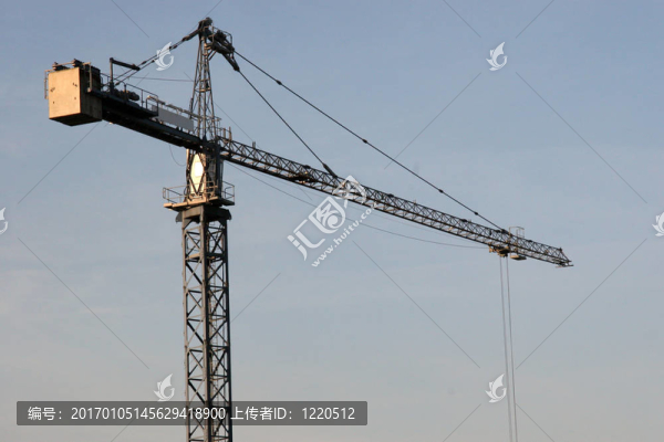 在建筑物上工作的起重機(jī)