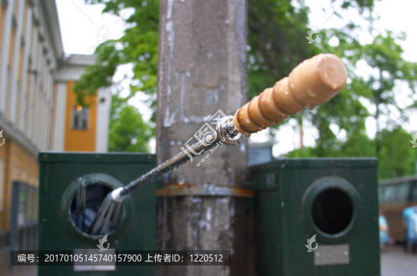 回收箱中的傘