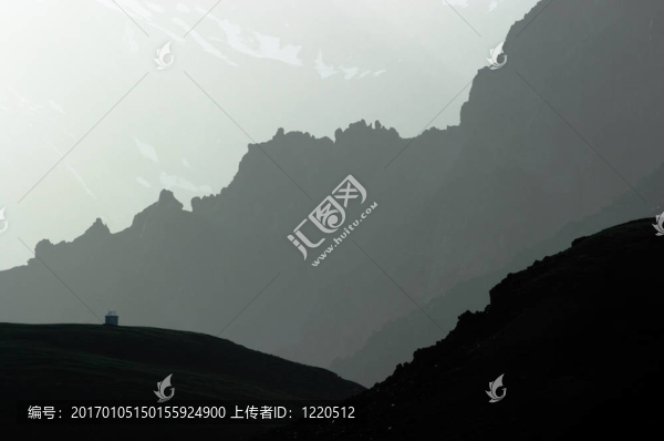 朦朧的山脊