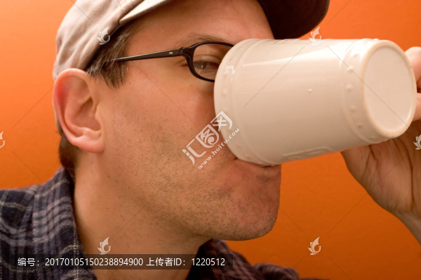 一個(gè)人喝咖啡