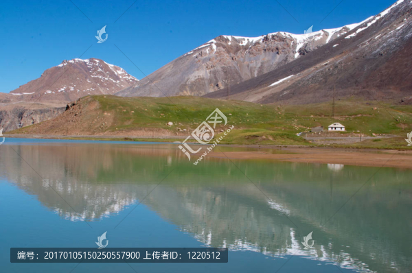 山上的湖