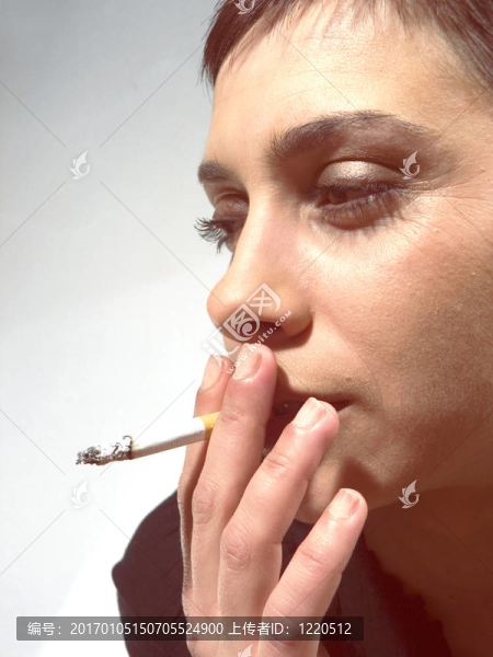 女人臉上的香煙