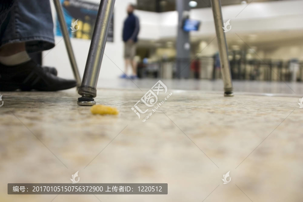 在機場的一個下降的小吃樓