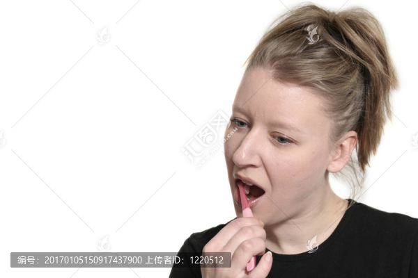 女人刷牙