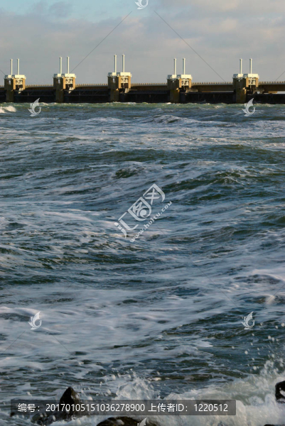 海浪在荷蘭海岸破碎-匯圖網(wǎng) www.fosd68.com 海浪在荷蘭海岸破碎