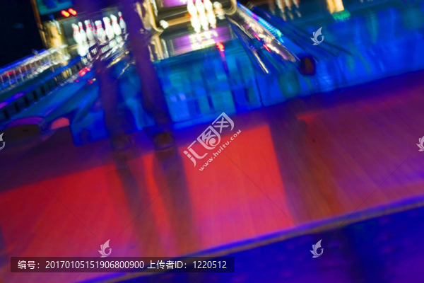 抽象模糊保齡球站女孩站