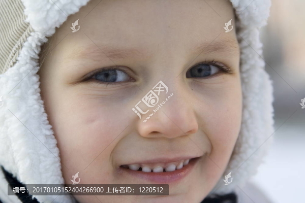 冬天快樂的男孩-匯圖網(wǎng) www.fosd68.com 冬天快樂的男孩