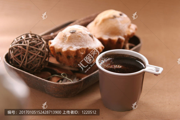 咖啡杯的水果蛋糕