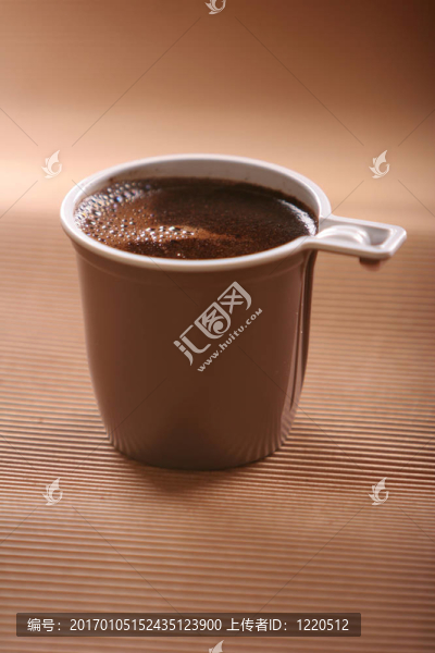 咖啡杯的水果蛋糕