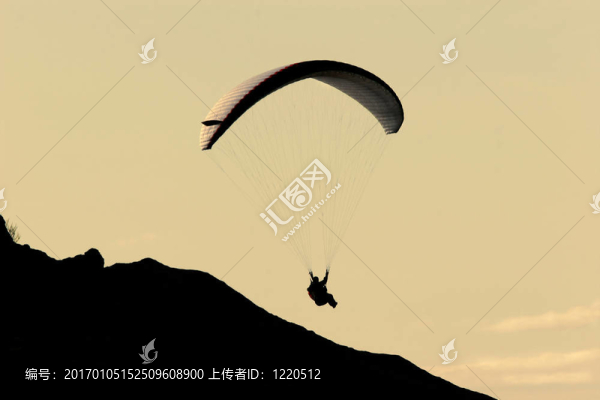 在暮色中滑翔