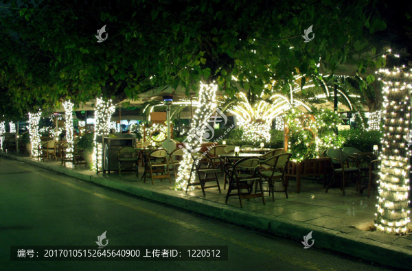 照亮了咖啡館