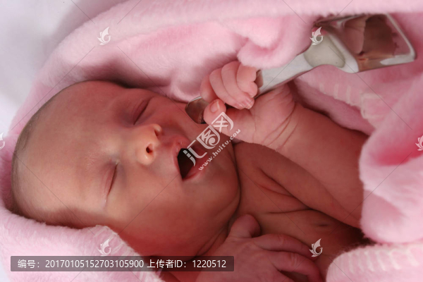 嬰兒出生的銀勺子在她的嘴里