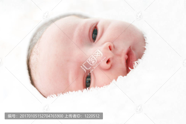 新生嬰兒出生5分鐘后。