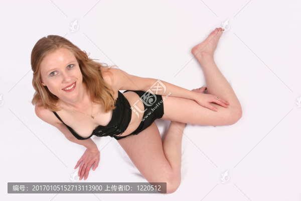 黑衣女人