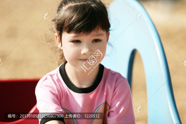 可愛的女孩戶外