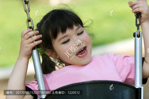 可愛的女孩在秋千上