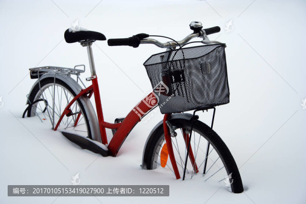 被困在雪中的自行車