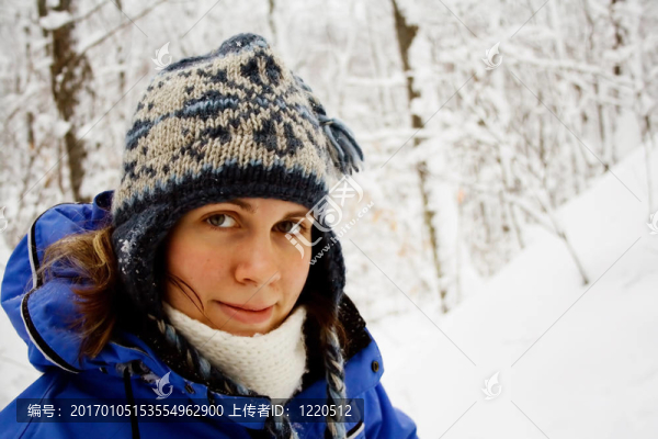 在雪中的女人