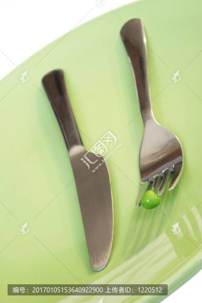餐具和豌豆