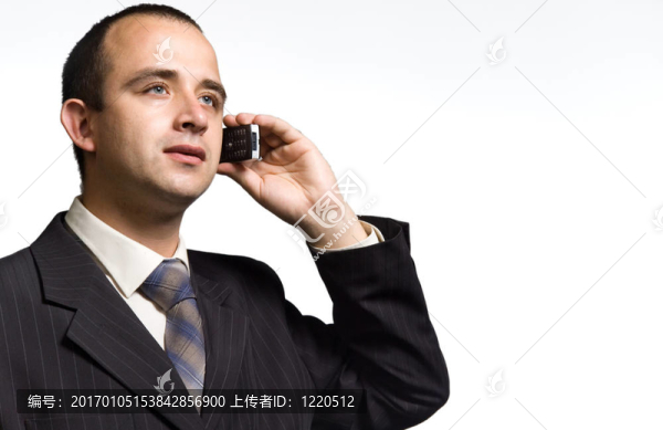 商人手里有一部手機(jī)。在白色的