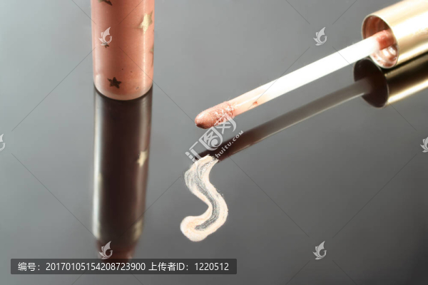 米色唇彩