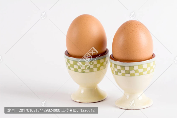 在eggcups兩個雞蛋